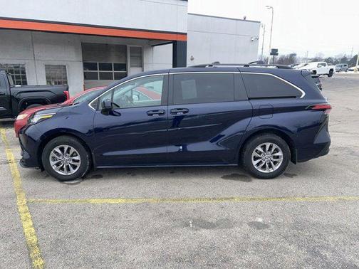 2022 Toyota Sienna LE