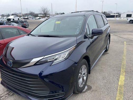 2022 Toyota Sienna LE