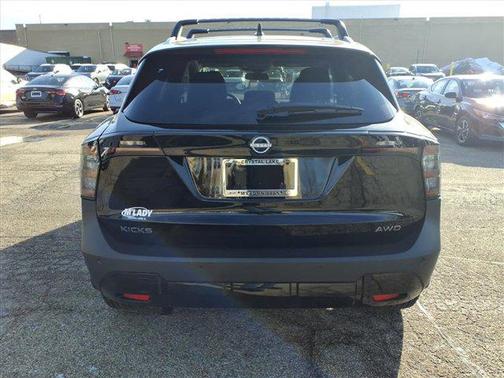 Super Black 2027 Nissan Kicks SV