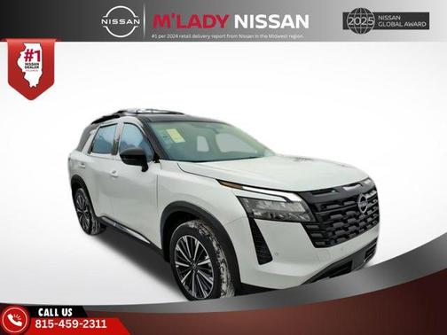 Everest White Pearl Tricoat/Super Black 2026 Nissan Pathfinder Platinum