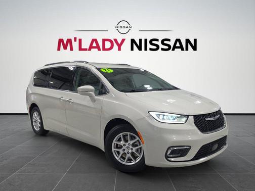 Luxury White Pearlcoat 2021 Chrysler Pacifica Touring L