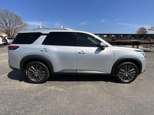 2022 Nissan Pathfinder SL 4WD