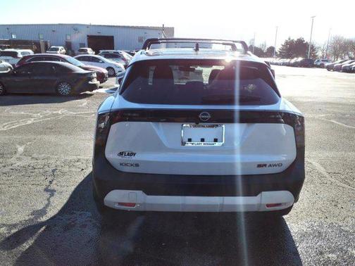 2025 Nissan Kicks SR