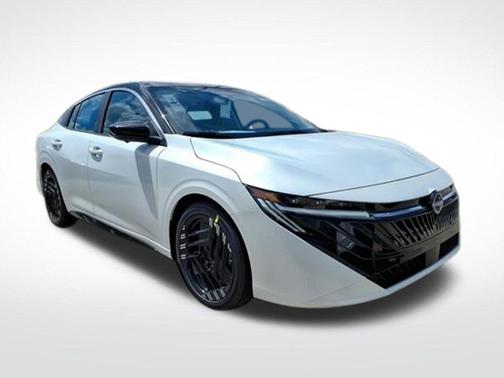 Aspen White Tricoat/Super Black 2026 Nissan Sentra SR