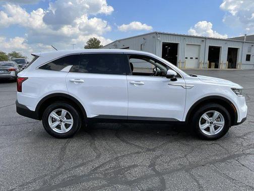 Glacial White Pearl 2022 Kia Sorento LX