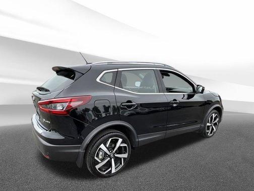 Magnetic Black Pearl 2022 Nissan Rogue Sport SL
