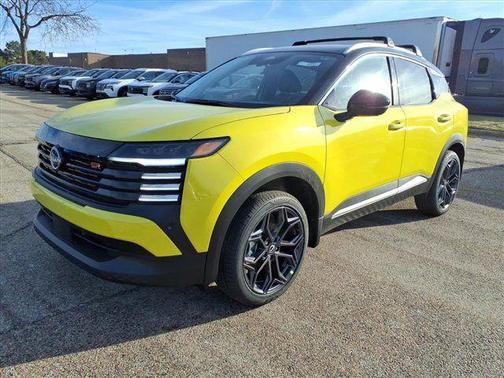 Yuzu Yellow Metallic/Super Black 2026 Nissan Kicks SR
