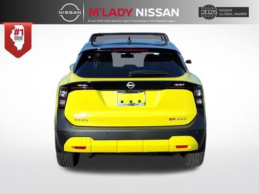 Yuzu Yellow Metallic/Super Black 2026 Nissan Kicks SR
