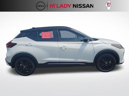 Aspen White Tricoat/Super Black 2024 Nissan Kicks SR