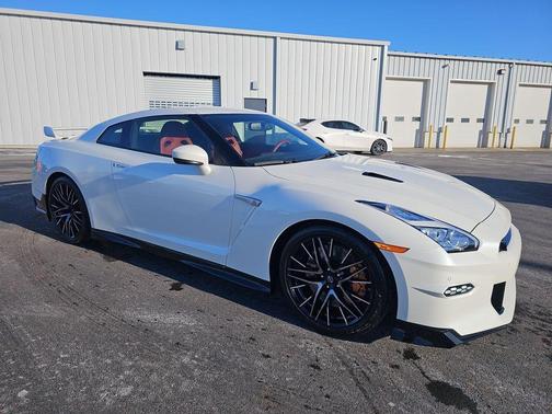 2024 Nissan GT-R Premium Dual-clutch 6-Speed Transmission