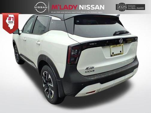 Aspen White Tricoat/Super Black 2026 Nissan Kicks SV