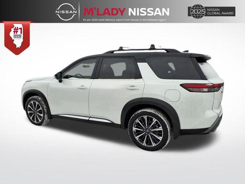 Everest White Pearl Tricoat/Super Black 2026 Nissan Pathfinder Platinum