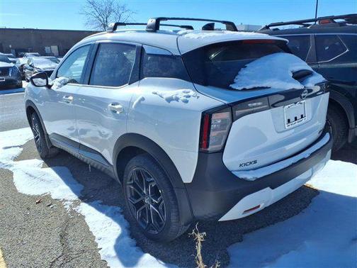 Aspen White Tricoat 2026 Nissan Kicks SR