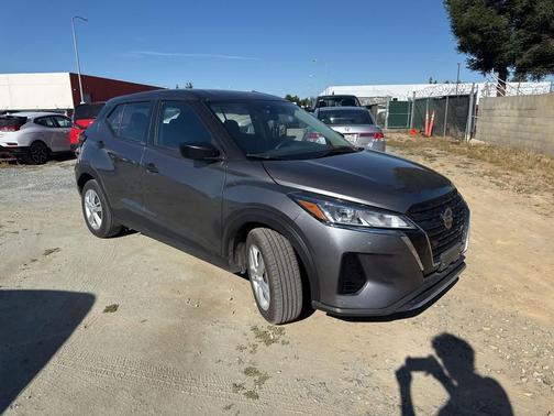 Gun Metallic 2024 Nissan Kicks S