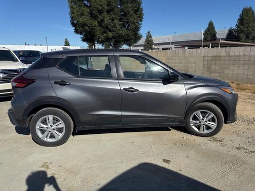 Gun Metallic 2024 Nissan Kicks S