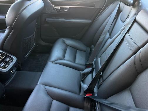 Bright Silver Metallic 2017 Volvo S90 T6 Momentum