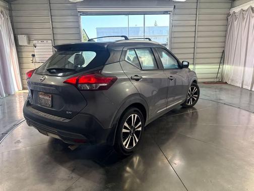 Gun Metallic 2018 Nissan Kicks SR