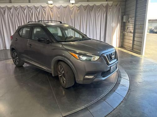 Gun Metallic 2018 Nissan Kicks SR