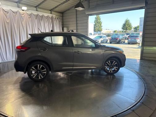 Gun Metallic 2018 Nissan Kicks SR
