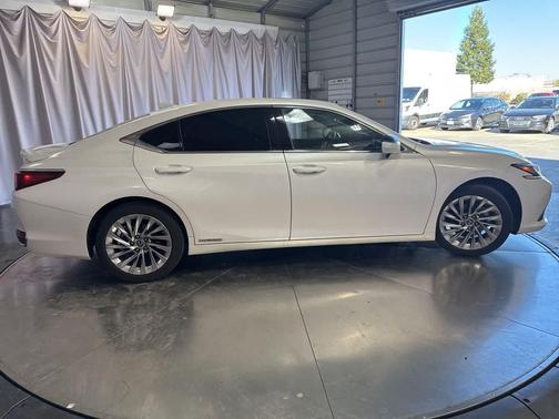 2021 Lexus ES 300h Luxury