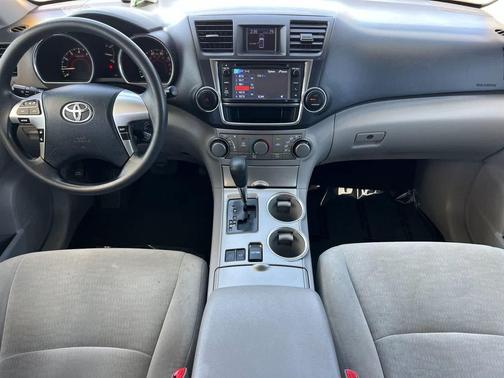 Classic Silver Metallic 2013 Toyota Highlander SE