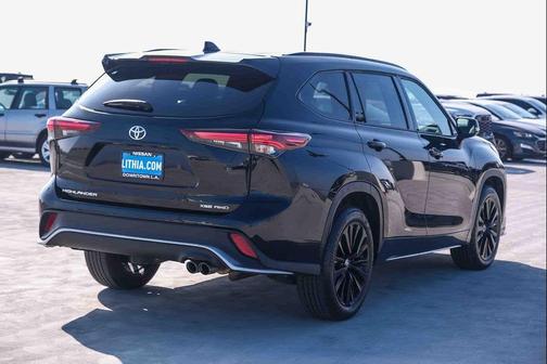 Midnight Black Metallic 2025 Toyota Highlander XSE