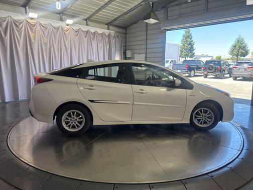 Blizzard Pearl 2016 Toyota Prius Three