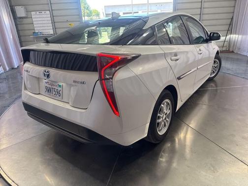 Blizzard Pearl 2016 Toyota Prius Three