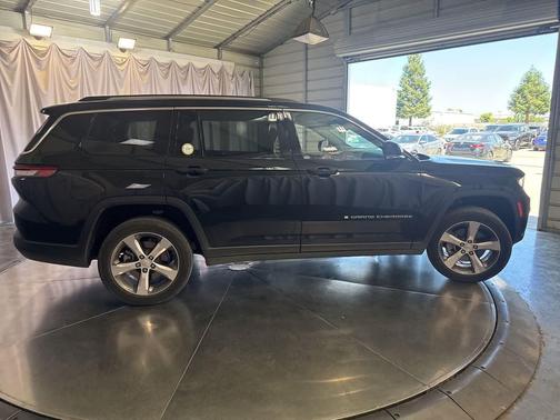 Diamond Black Crystal Pearlcoat 2022 Jeep Grand Cherokee L Limited