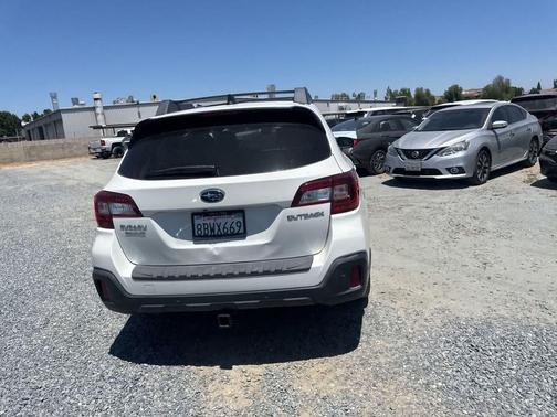 Crystal White Pearl 2018 Subaru Outback 2.5i Limited