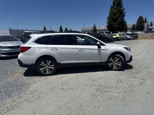 Crystal White Pearl 2018 Subaru Outback 2.5i Limited