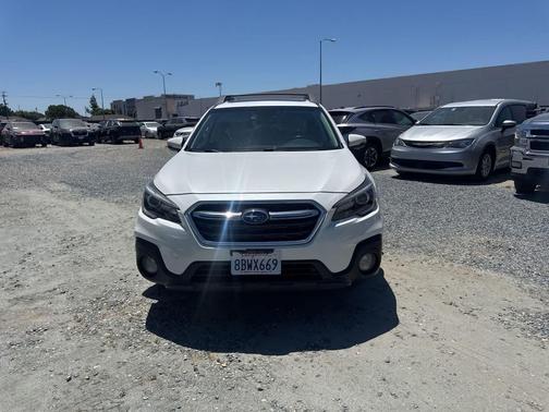 Crystal White Pearl 2018 Subaru Outback 2.5i Limited