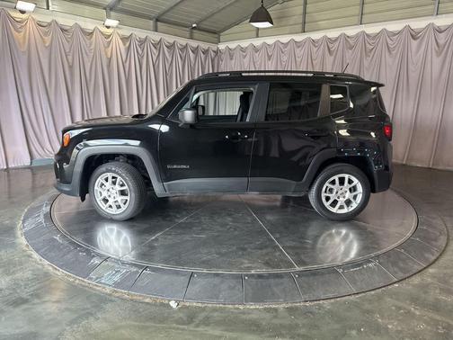 Black Clearcoat 2022 Jeep Renegade Latitude