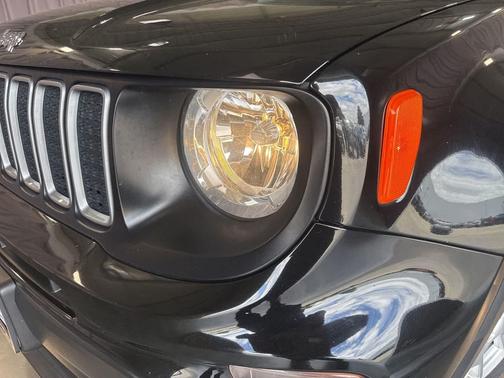 Black Clearcoat 2022 Jeep Renegade Latitude