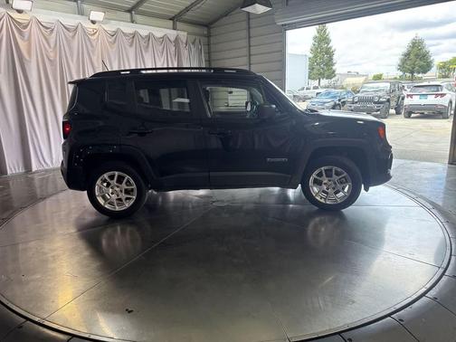 Black Clearcoat 2022 Jeep Renegade Latitude