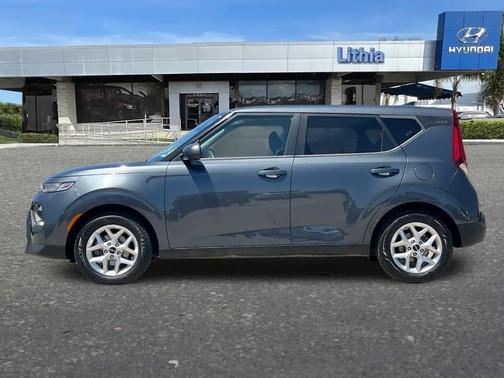 Gravity Gray 2022 Kia Soul LX