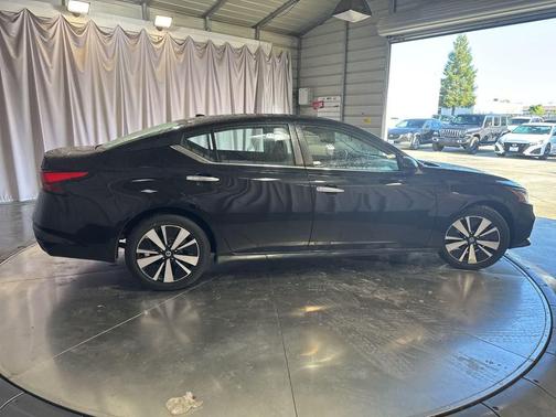 Super Black 2022 Nissan Altima 2.5 SV