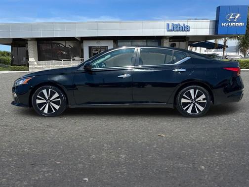 Super Black 2022 Nissan Altima 2.5 SV