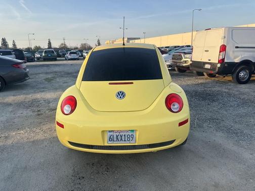 2010 Volkswagen New Beetle 
