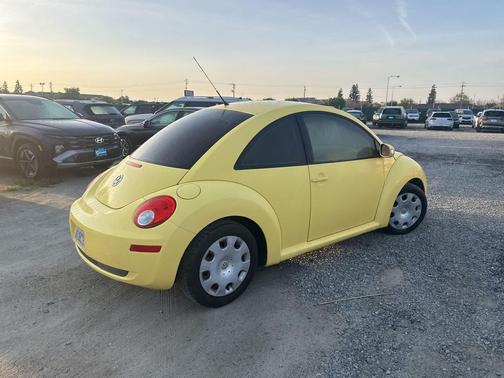 2010 Volkswagen New Beetle 