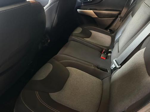 Diamond Black Crystal Pearlcoat 2018 Jeep Cherokee Latitude