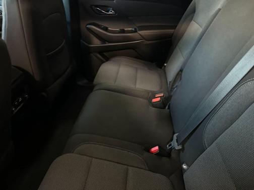 Summit White 2022 Chevrolet Traverse LT Cloth