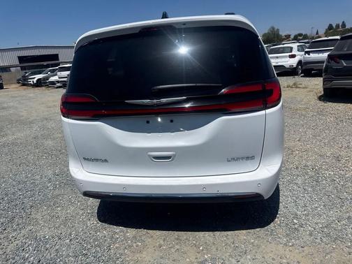 Bright White Clearcoat 2023 Chrysler Pacifica Limited