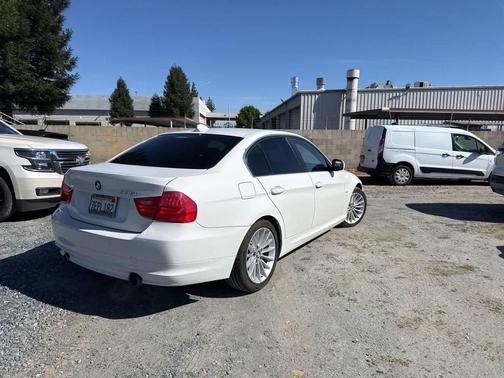Alpine White 2011 BMW 335 335i