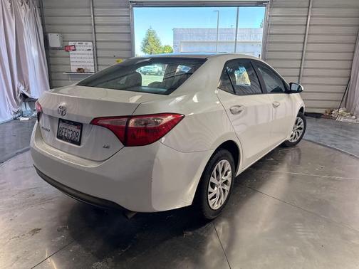 Blizzard Pearl 2018 Toyota Corolla LE