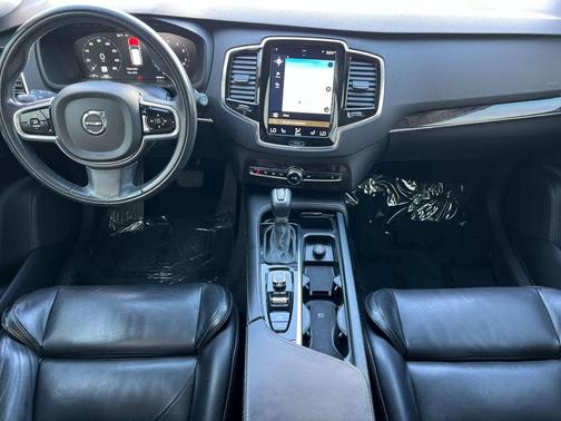 2017 Volvo XC90 T6 Momentum