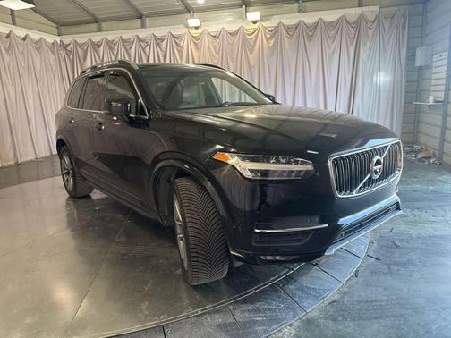 2017 Volvo XC90 T6 Momentum