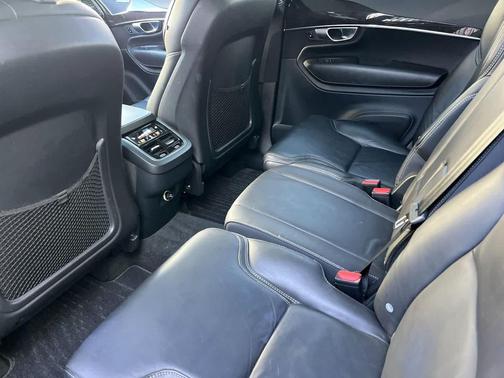 2017 Volvo XC90 T6 Momentum