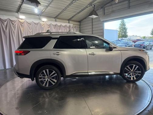 Brilliant Silver Metallic 2023 Nissan Pathfinder Platinum