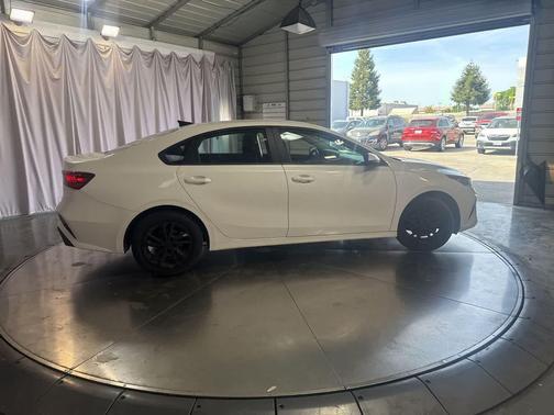 Snow White Pearl 2024 Kia Forte LXS